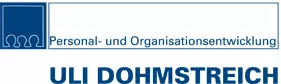 Logo der Uli Dohmstreich Personal- und Organisationsentwicklung. Links ein kleinee, dunkelblaues Quadrat mit den Umrissen dreier Köpfen darin. Daneben ein langes Rechteck mit dem Text Personal- und Organisationsentwicklung. Unter dem Rechteck steht in dicken, dunkelblauen Buchstaben Uli Dohmstreich.