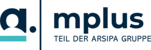 Logo der Mplus GmbH. Ein dunkeltürkises, langes Quadrat mit einem weißen M und dem kleingeschriebenen Wort Plus in weiß.
