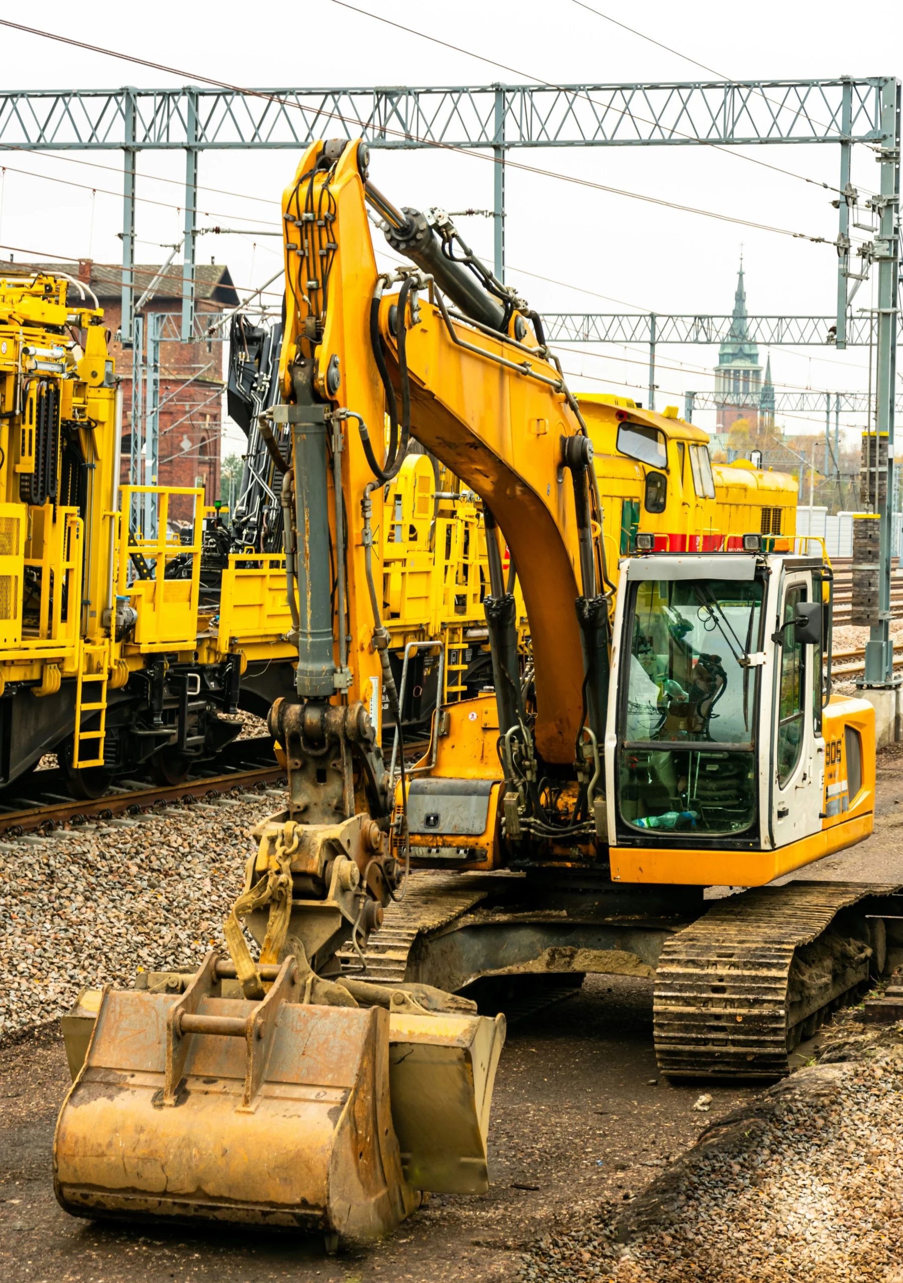 Ein gelber Bagger auf einer Baustelle.